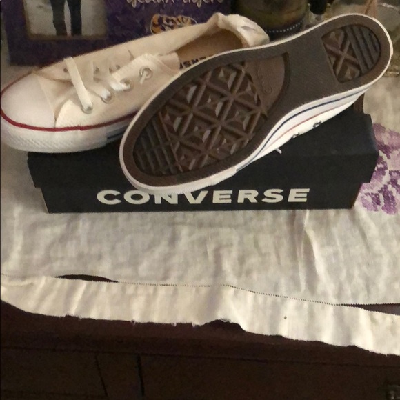 Converse All star Chuck Taylor White Sneakers. 8 - Picture 2 of 3
